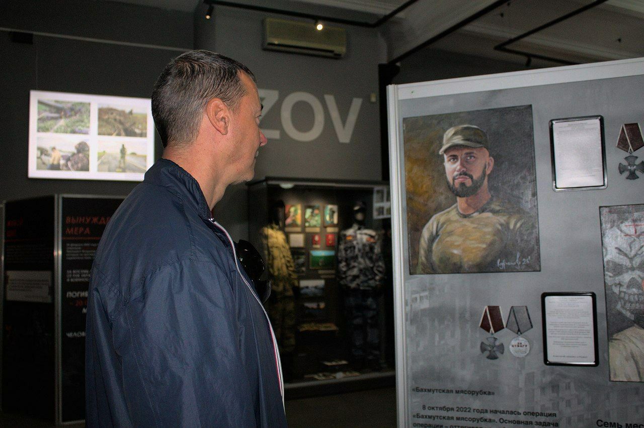 В честь героев СВО в Саратове открылась выставка памяти